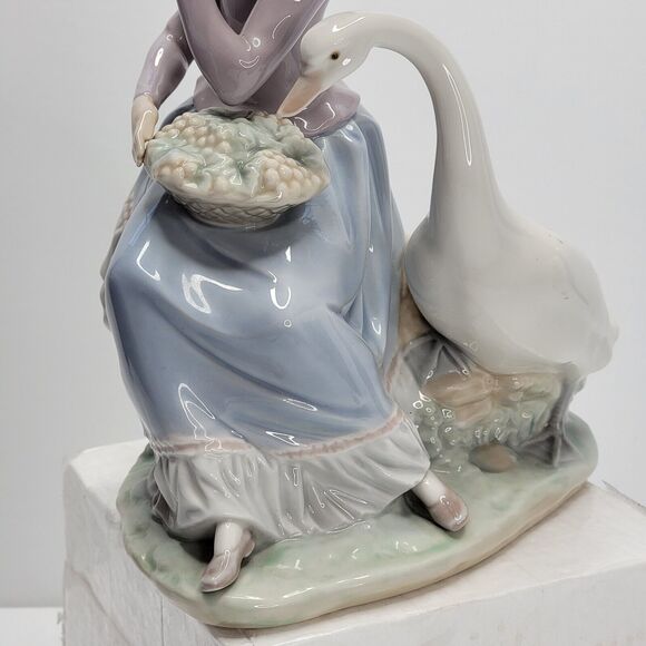 Lladro 5034 Goose Trying to Eat - 1979  Retired Excellent- Girl w/Goose VTG - Picture 4 of 14